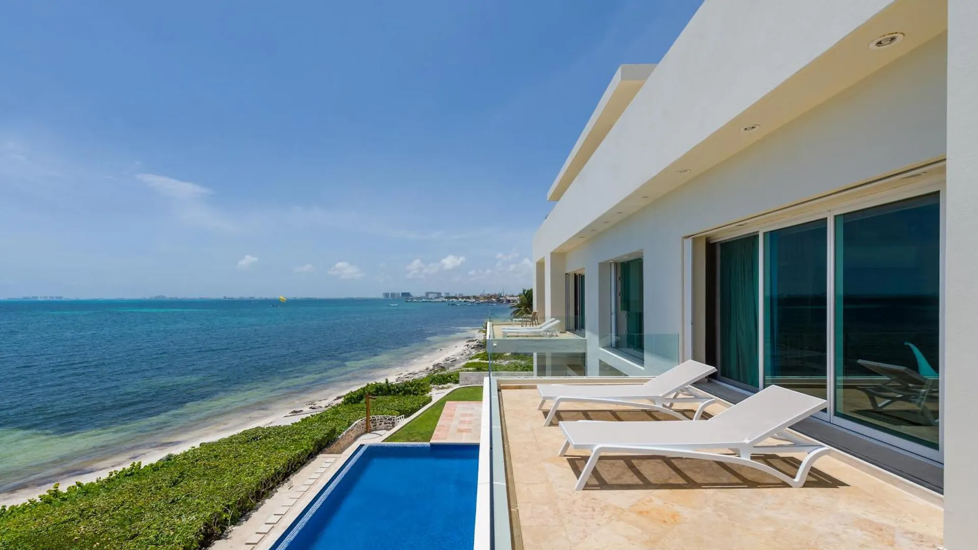 Villa Punta Sam - Beachfront Luxury Villa Канкун