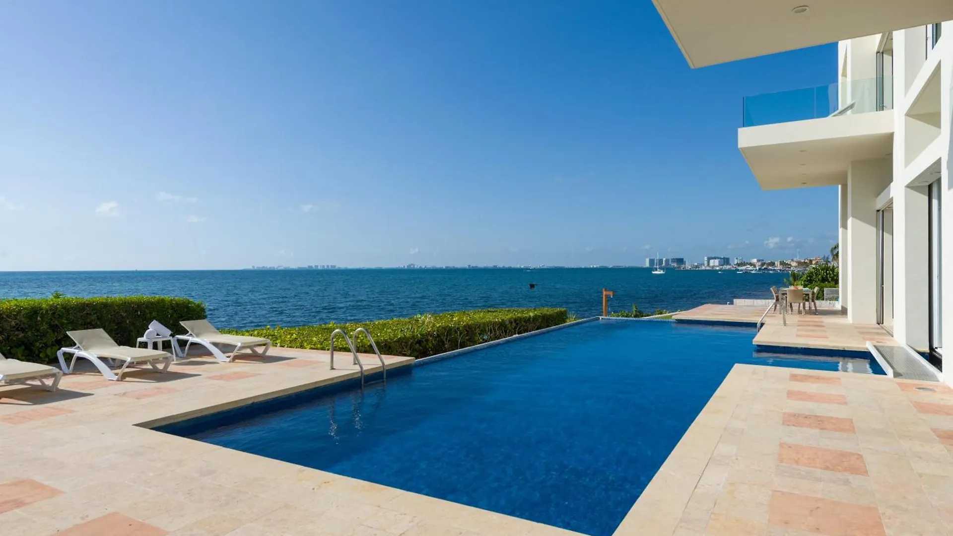 Villa Punta Sam - Beachfront Luxury Villa Канкун