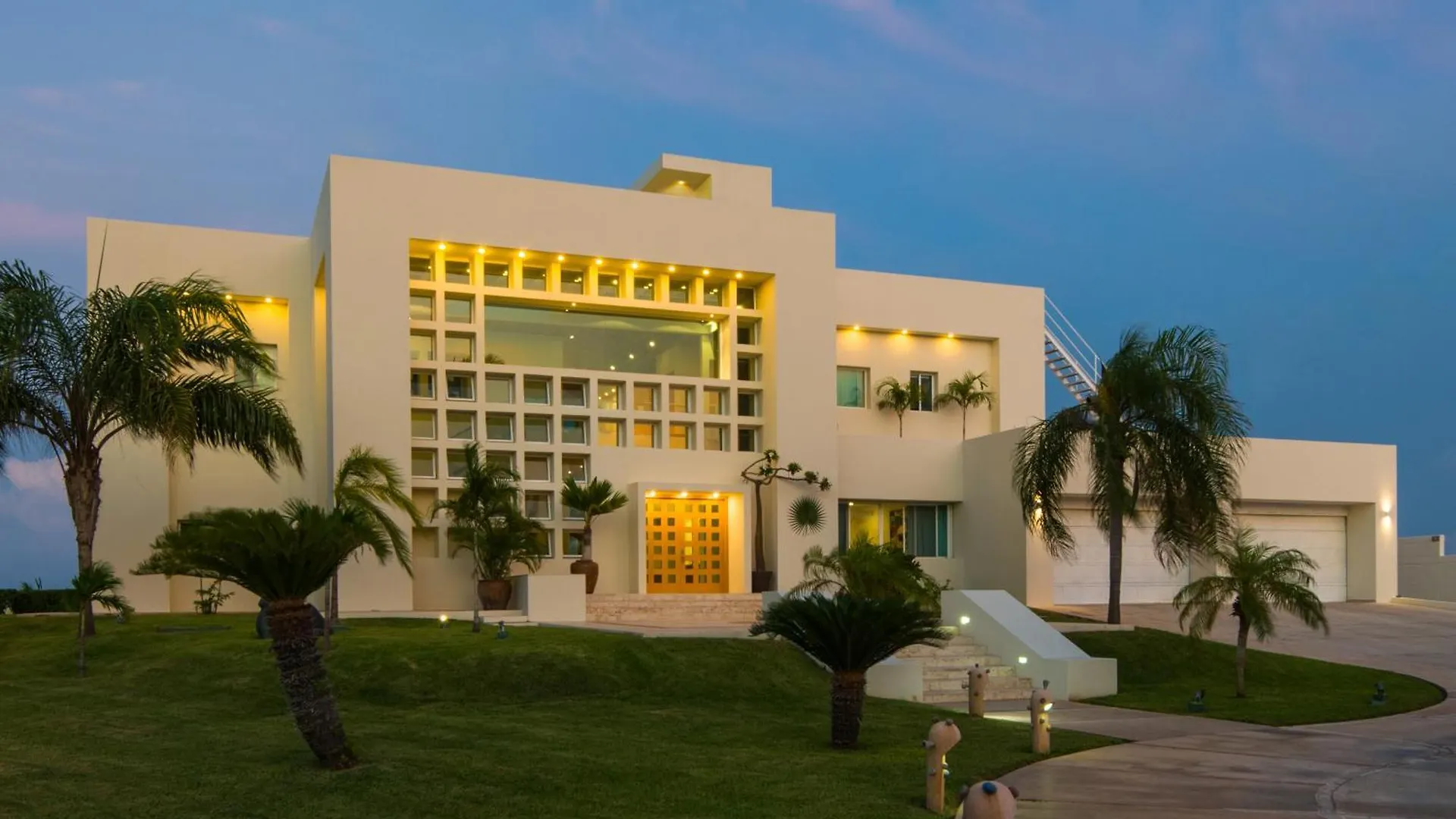 Villa Punta Sam - Beachfront Luxury Villa Канкун