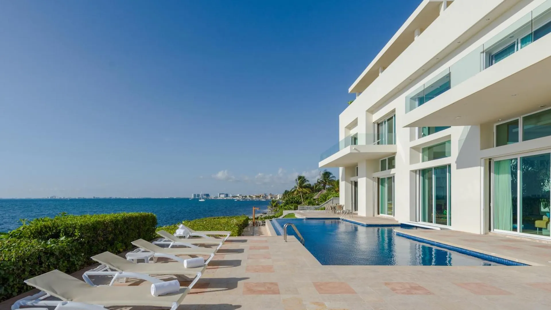 Villa Punta Sam - Beachfront Luxury Villa Канкун